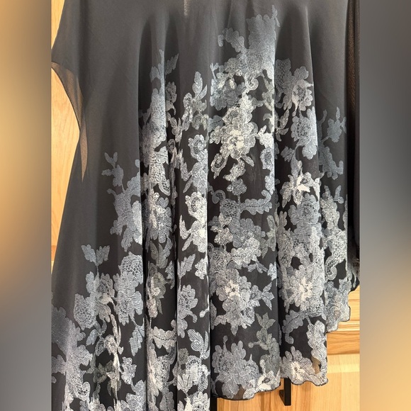 Dressbarn Black and White Diagonal Cut Sheer Chic Floral Poncho Top - Picture 2 of 9